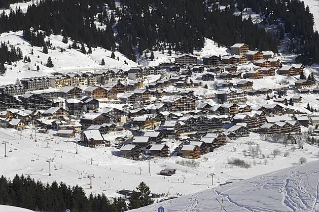 ae070027LE : Les Saisies, Beaufortain, Alpes. Europe, CEE, station de ski, village, piste de ski, remontées, mécaniques, C02 environnement, habitation, moyenne montagne (France).