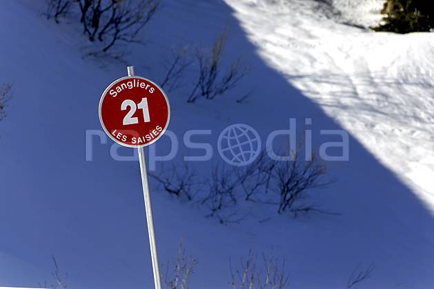 ae070028LE : Panneau de signalisation des pistes, piste rouge, Les Saisies, Beaufortain, Alpes. Europe, CEE, panneau, signalisation, piste de ski, C02 environnement, moyenne montagne (France).