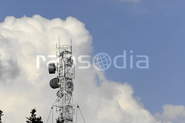 ae070143LE : Antennes de radio et télécommunications, Le Semnoz, Alpes. Europe, CEE, C02 environnement, moyenne montagne, nuage (France).