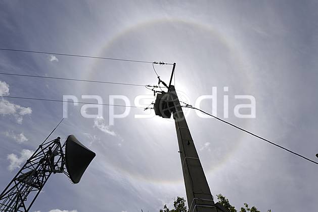 ae070200LE : Pilone électrique ligne moyenne tension, antenne de télécommunication et spectre de Brocken, Alpes. Europe, CEE, pilone, antenne, C02 environnement, moyenne montagne, soleil (France).