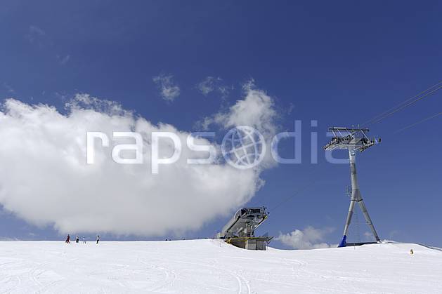 ae070376LE : Remontées mécaniques et télésiège à Zermatt, Alpes. ski de piste Europe, sport, loisir, action, glisse, sport de montagne, sport d'hiver, ski, piste de ski, C02 environnement, moyenne montagne, nuage, personnage (Suisse).