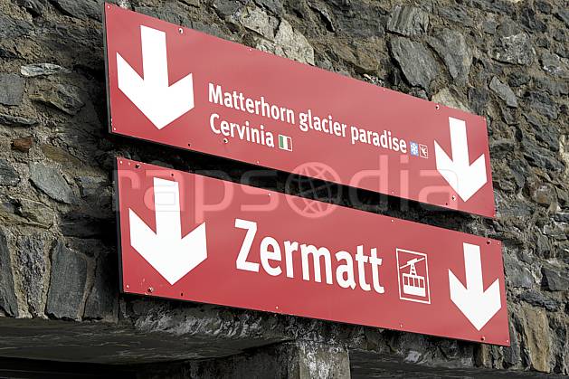 ae070377LE : Panneau de signalisation télécabine de Zermatt / Cervinia, Alpes. Europe, panneau, signalisation, flèche, C02 environnement, moyenne montagne (Suisse).