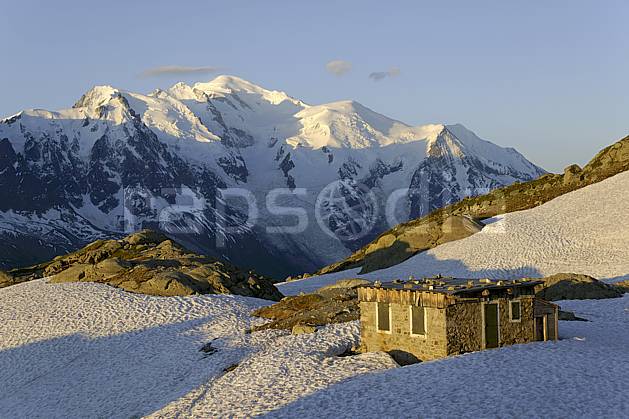 ae071380LE : Cabane du lac Blanc et massif du Mont Blanc, Aiguilles Rouges, Chamonix, Alpes. Europe, CEE, refuge, aurore, coucher de soleil, C02 environnement, habitation, moyenne montagne, patrimoine, paysage (France).