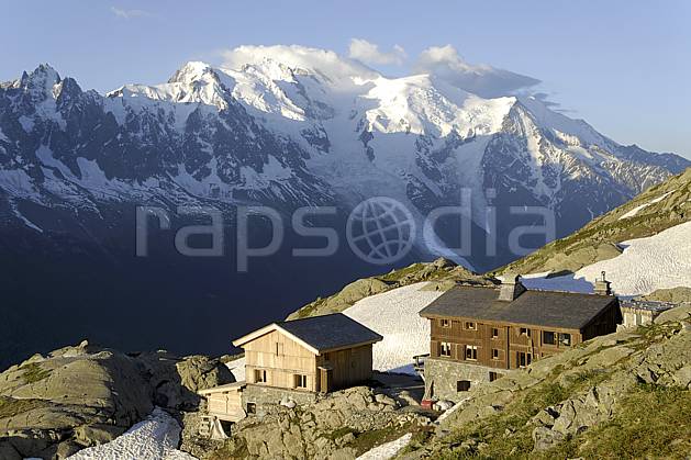 ae071397LE : Refuge du Lac Blanc et massif du Mont Blanc, Aiguilles Rouges, Chamonix, Alpes. Europe, CEE, refuge, aurore, coucher de soleil, cabane, C02 environnement, habitation, moyenne montagne, nuage, patrimoine, paysage (France).