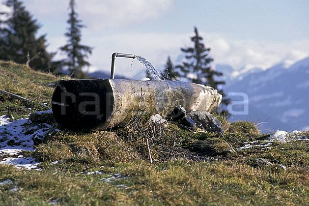 ae0879-31LE : Bassin. Europe, ciel voilé, herbe, fontaine, C02, C01 environnement, moyenne montagne (Suisse).