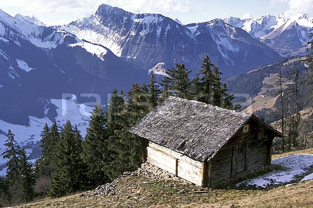 ae0880-06LE : Chateau d'Oex, Alpes. Europe, cabane, ciel voilé, sapin, tavaillon, C02, C01 environnement, habitation, moyenne montagne, patrimoine, paysage (Suisse).