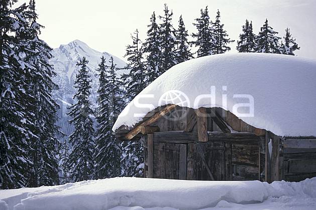 ae0893-34LE : Confins, Aravis, Haute-Savoie, Alpes. Europe, CEE, cabane, ciel voilé, sapin, poudreuse, C02, C01 arbre, environnement, habitation, moyenne montagne, patrimoine, Annecy 2018 (France).