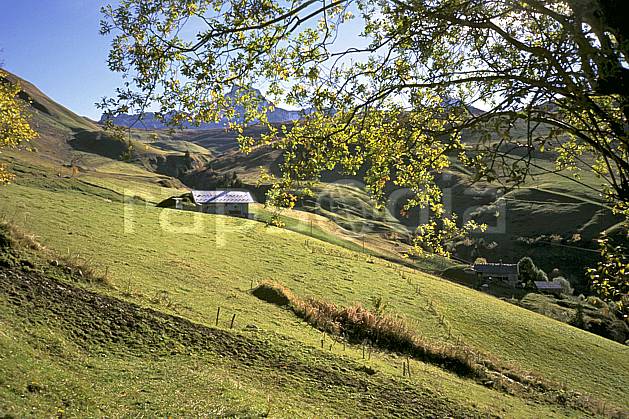 ae1247-05LE : Col des Anes, Aravis, Haute-Savoie, Alpes. Europe, CEE, cabane, ciel bleu, herbe, C02, C01 environnement, habitation, moyenne montagne, paysage, Annecy 2018 (France).