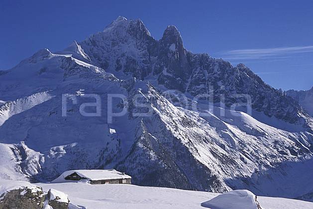 ae2326-28LE : Chamonix, Le Brévent, Massif du Mont Blanc, Haute-Savoie, Alpes. Europe, CEE, ciel bleu, refuge, C02, C01 environnement, habitation, moyenne montagne, patrimoine, paysage, Annecy 2018 (France).
