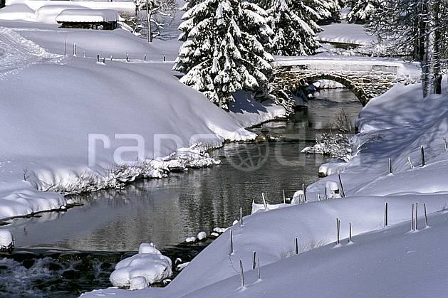 ae2334-07LE : La Valserine, Lelex, Ain, Alpes. Europe, CEE, pont, C02, C01 environnement, moyenne montagne, rivière (France).