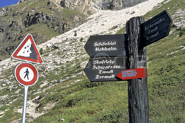 ae2531-26LE : Descente vers Zermatt, Haute Route Chamonix / Zermatt, Alpes. Europe, panneau, C02, C01 environnement, moyenne montagne (Suisse).