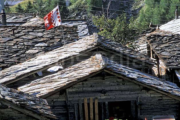 ae2532-08LE : Hameau de Zmutt près de Zermatt, Haute Route Chamonix / Zermatt, Alpes. Europe, toit, drapeau, C02, C01 environnement, habitation, moyenne montagne, patrimoine (Suisse).