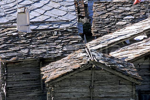 ae2532-09LE : Hameau de Zmutt près de Zermatt, Haute Route Chamonix / Zermatt, Alpes. Europe, toit, pierre, ardoise, C02, C01 environnement, habitation, moyenne montagne, patrimoine (Suisse).