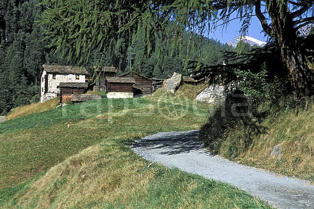 ae2533-04LE : Hameau de Zmutt près de Zermatt, Haute Route Chamonix / Zermatt, Alpes. Europe, cottage, footpath, blue sky, grass, road environment, habitation, middle mountain, heritage (Switzerland).