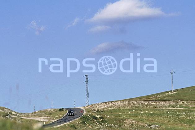 ae2693-33LE : Pylône. Europe, CEE, ciel bleu, herbe, route, voiture, C02, C01 environnement, moyenne montagne (Italie).