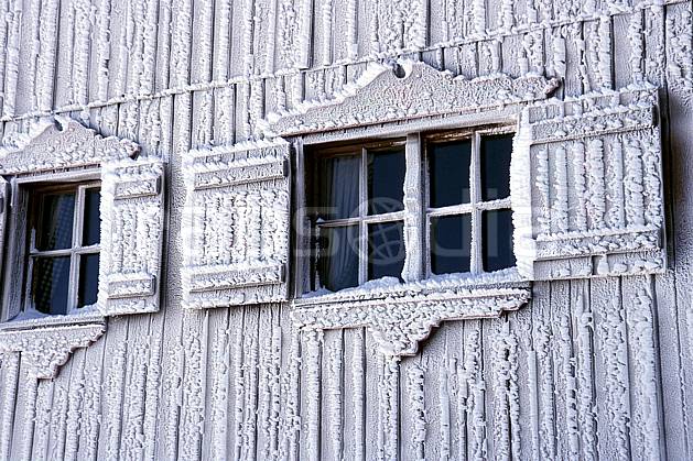 ae2819-10LE : Fenętre de chalet sous l'effet du givre, Tignes, Savoie, Alpes. Europe, CEE, cabane, fenętre, C02, C01 environnement, gros plan, habitation, moyenne montagne, patrimoine (France).