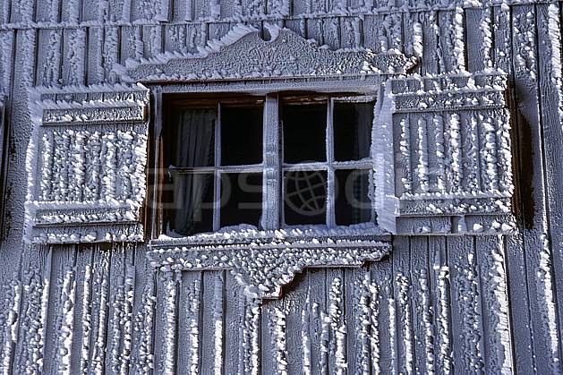 ae2819-12LE : Fenętre de chalet sous l'effet du givre, Tignes, Savoie, Alpes. Europe, CEE, cabane, fenętre, C02, C01 environnement, gros plan, habitation, moyenne montagne, patrimoine (France).