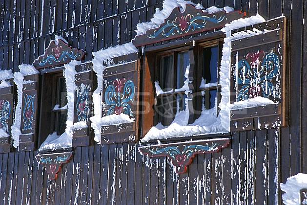ae2899-24LE : Chalet gelé, Tignes, Savoie, Alpes. Europe, CEE, folklore, fenêtre, C02, C01 environnement, habitation, moyenne montagne, patrimoine (France).
