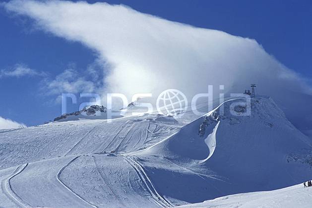 ae2899-27LE : Glacier de Tignes, Savoie, Alpes. Europe, CEE, ciel nuageux, piste de ski, C02, C01 environnement, moyenne montagne, nuage, paysage (France).