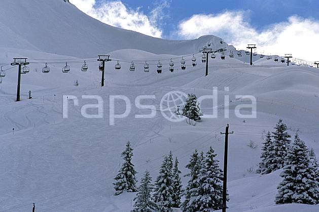 ae2904-01LE : Télésiège, Les Contamines Montjoie, Haute-Savoie, Alpes. ski de piste Europe, CEE, sport, loisir, action, glisse, sport de montagne, sport d'hiver, ski, piste, sapin, ski, téléski, C02, C01 environnement, moyenne montagne, paysage, Annecy 2018 (France).