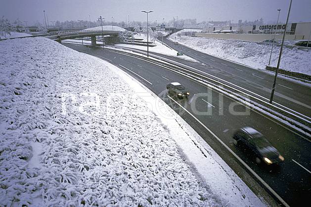 ae2909-27LE : Route sous la neige, Alpes. Europe, CEE, mauvais temps, route, vitesse, voiture, C02, C01 environnement, moyenne montagne, transport (France).