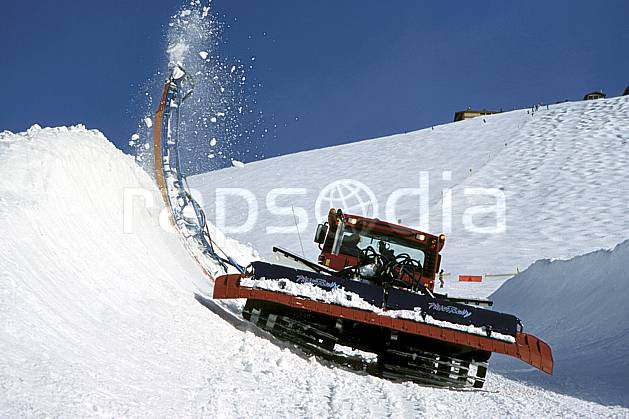 ae3122-07LE : Engin de damage half-pipe. Europe, CEE, chenillette, dameuse, ratrack, piste de ski, C02, C01 environnement, moyenne montagne (France).