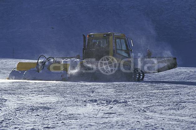 af0523-22LE : Engin de damage, Courchevel, Savoie, Alpes. Europe, CEE, chenillette, piste de ski, C02, C01 moyenne montagne, transport (France).