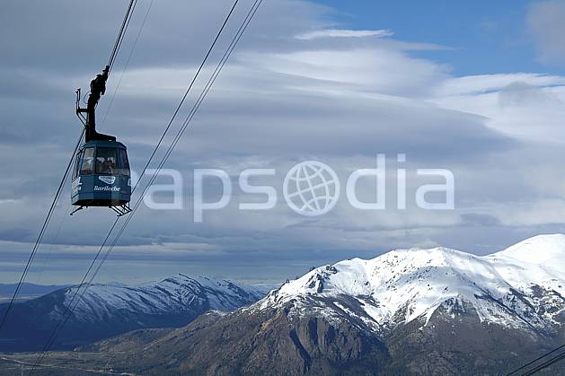 af054608LE : Remontées mécaniques, Cerro Catedral, Bariloche, Patagonie. ski de piste Amérique du sud, Amérique Latine, Amérique, sport, loisir, action, glisse, sport de montagne, sport d'hiver, ski, station de ski, télécabine, C02, C01 environnement, moyenne montagne, nuage, paysage, voyage aventure (Argentine).