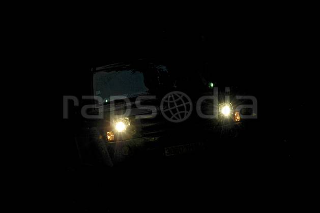 af055722LE : Véhicule tout-terrain 4x4. 4x4 Europe, CEE, sport, loisir, action, sport mécanique, voiture, phare, nuit, lumière, voiture, C02, C01 environnement, moyenne montagne, transport (France).