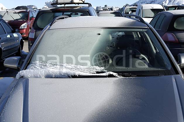 af061043LE : Givre sur un pare-brise. Europe, CEE, parking, voiture, givre, C02, C01 environnement, moyenne montagne, transport (France).