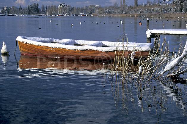 af0693-24LE : Barque, Lac d'Annecy, Haute-Savoie, Alpes. Europe, CEE, barque, bateau, roseau, C02, C01 lac, moyenne montagne, paysage, transport, Annecy 2018 (France).
