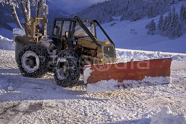 af0696-36LE : Chasse-neige. Europe, CEE, piste de ski, tracteur, C02, C01 moyenne montagne, transport (France).
