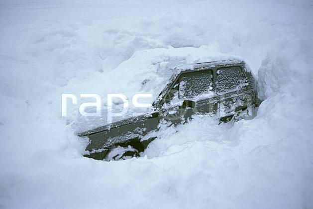 af2156-13LE : Voiture ensevelie sous la neige, Savoie, Alpes. Europe, CEE, voiture, C02, C01 environnement, moyenne montagne, transport (France).
