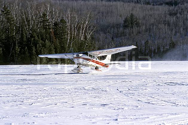 af3101-14LE : Hydravion au décollage sur un lac gelé, Hydraski. Amérique du nord, Amérique, avion, hydravion, C02, C01 environnement, forêt, lac, moyenne montagne, transport, voyage aventure (Canada Québec).