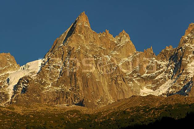 ba042097LE : Aiguille du Peigne, Massif du Mont Blanc, Haute-Savoie, Alpes. Europe, CEE, coucher de soleil, pic, falaise, C02, C01 haute montagne, moyenne montagne, paysage, Annecy 2018 (France).