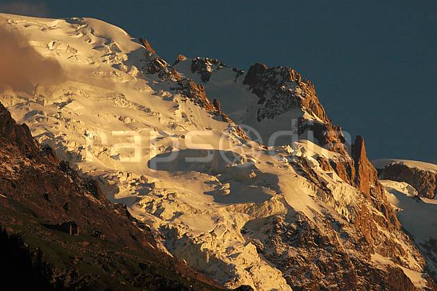 ba042103LE : Glacier des Bossons, Massif du Mont Blanc, Haute-Savoie, Alpes. Europe, CEE, coucher de soleil, glacier, sérac, crevasse, C02, C01 haute montagne, moyenne montagne, paysage, Annecy 2018 (France).