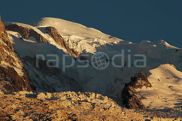 ba042104LE : Mont Blanc, Massif du Mont Blanc, Haute-Savoie, Alpes. Europe, CEE, coucher de soleil, glacier, sérac, crevasse, C02, C01 haute montagne, moyenne montagne, paysage, Annecy 2018 (France).