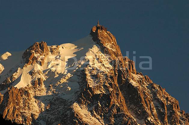 ba042106LE : Aiguille du Midi, Massif du Mont Blanc, Haute-Savoie, Alpes. Europe, CEE, coucher de soleil, pic, glacier, C02, C01 haute montagne, moyenne montagne, paysage, Annecy 2018 (France).