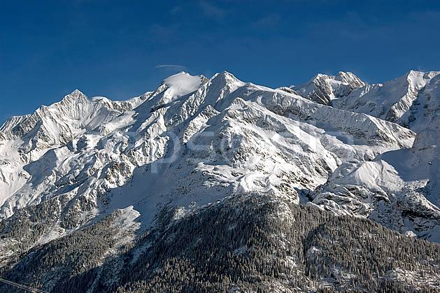 ba050001LE : Aiguille de Bionnassay, dômes de Miages et Tré la Tête, Massif du Mont Blanc, Haute-Savoie, Alpes. Europe, CEE, panorama, chaine de montagnes, C02, C01 forêt, haute montagne, moyenne montagne, Annecy 2018 (France).