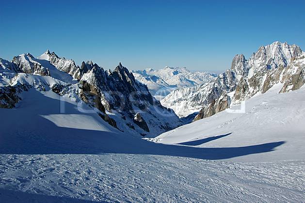 ba050863LE : Aiguilles de Chamonix, glacier du Géant, Drus et Aiguille Verte, Massif du Mont Blanc, Alpes. Europe, CEE, panorama, chaine de montagnes, pic, vallée, C02, C01 haute montagne (Italie).
