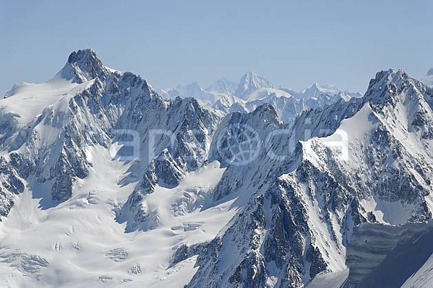 ba061191LE : Depuis le Col du Plan, Aiguille du Triolet, Pointe Isabelle, Papillons, Aiguille de Savoie, Talèfre, Pierre-Joseph, Massif du Mont Blanc, Haute-Savoie, Alpes. Europe, CEE, chaine de montagnes, panorama, C02, C01 haute montagne, paysage, Annecy 2018 (France).