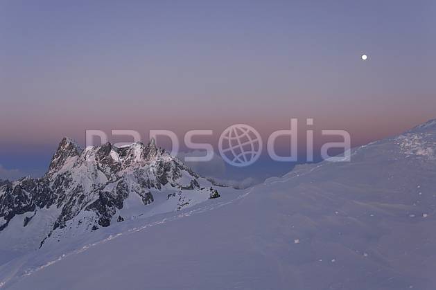 ba061216LE : Depuis le col du Midi, Grandes Jorasses, arête de Rochefort et Dent du Géant, Massif du Mont Blanc, Haute-Savoie, Alpes. Europe, CEE, nuit, étoile, C02, C01 haute montagne, lune, paysage, Annecy 2018 (France).