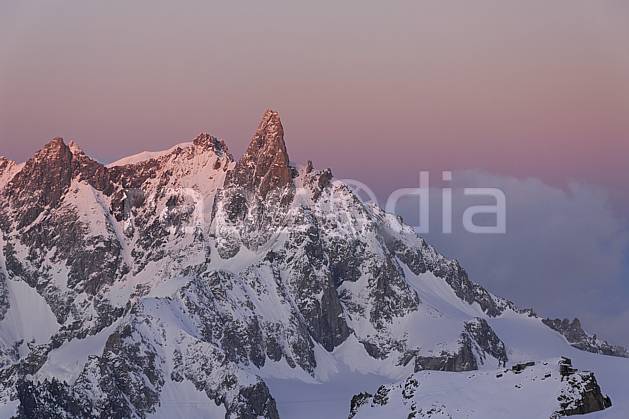 ba061217LE : Dent du Géant, Massif du Mont Blanc, Haute-Savoie, Alpes. Europe, CEE, chaine de montagnes, panorama, nuit, coucher de soleil, C02, C01 haute montagne, paysage, Annecy 2018 (France).