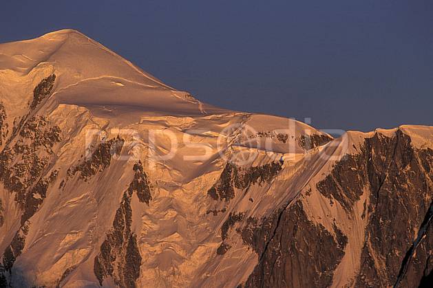 ba0624-20LE : Massif du Mont Blanc, Haute-Savoie, Alpes. Europe, CEE, ciel bleu, coucher de soleil, glacier, C02, C01 haute montagne, paysage, Annecy 2018 (France).