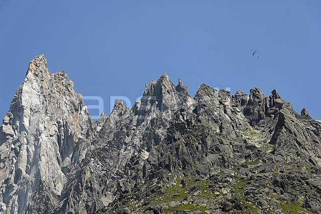 ba062915LE : Aiguille des Drus et Haute-Savoie, Alpes. parapente Europe, CEE, sport, loisir, action, sport aérien, sport extrême, sport de montagne, falaise, pic, C02, C01 haute montagne, paysage, Annecy 2018 (France).