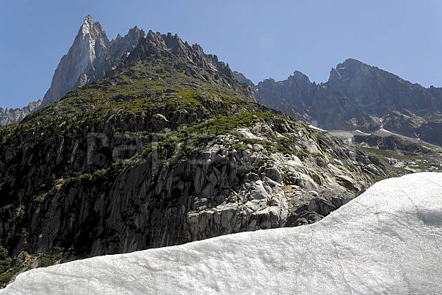 ba062918LE : Aiguille des Drus et moraine de la Mer de Glace, Haute-Savoie, Alpes. Europe, CEE, pic, glacier, C02, C01 haute montagne, paysage, Annecy 2018 (France).