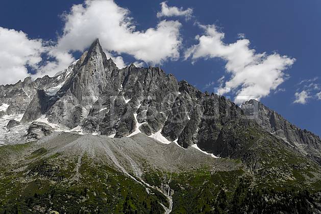 ba062928LE : Aiguille des Drus, Haute-Savoie, Alpes. Europe, CEE, pic, C02, C01 haute montagne, nuage, paysage, Annecy 2018 (France).