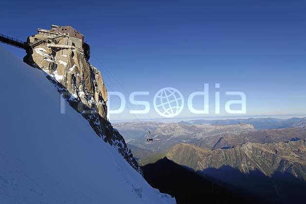 ba063589LE : Aiguille du Midi, Massif du Mont Blanc, Haute-Savoie, Alpes. Europe, CEE, télécabine, refuge, C02, C01 haute montagne, paysage, Annecy 2018 (France).