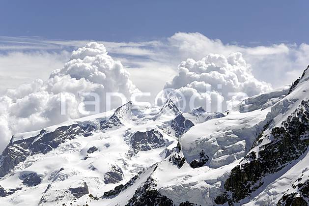 ba070372LE : Vue sur le massif du Mont Rose depuis les pistes de Zermatt, Alpes. Europe, glacier, C02 haute montagne, nuage, paysage (Suisse).