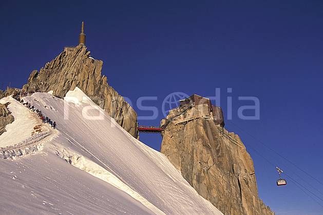 ba0811-14LE : Aiguille du Midi , Massif du Mont Blanc, Alpes. alpinisme Europe, CEE, sport, loisir, action, sport extrême, sport de montagne, ciel bleu, falaise, pont, télécabine, C02, C01 environnement, groupe, haute montagne, paysage (France).
